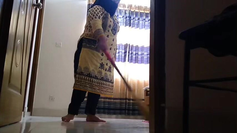 Aria Mia: 私は義理の兄のセクシーな妻とセックスします。彼女が私のベッドルームを掃除しているのです!