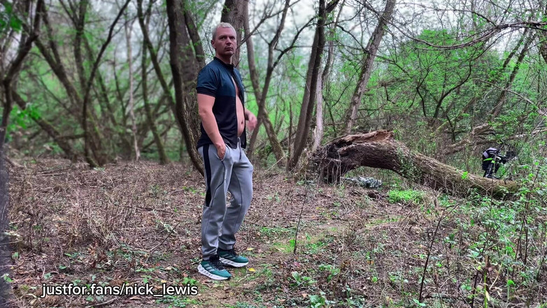 Nick Lewis: 在树林深处性交 - 巡航荡妇得到他的屁股生