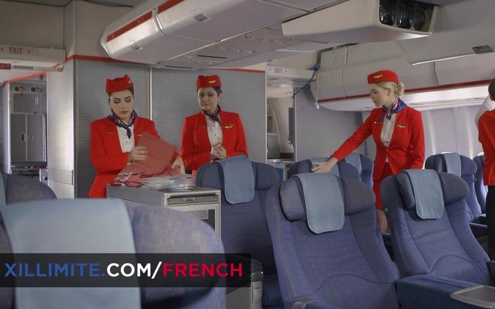 French girls at work: Kabin ekibi ile buharlı bir pijama partisi