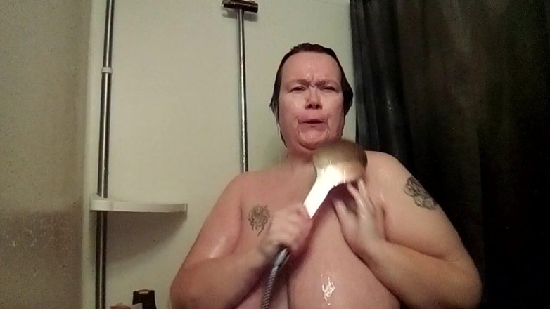 Sex hub couple: 샤워 중 젖탱이를 가지고 노는 Jen