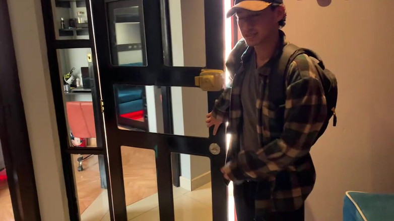 The-hook305: Str8 Messenger vine la Casa mea să facă un duș,...