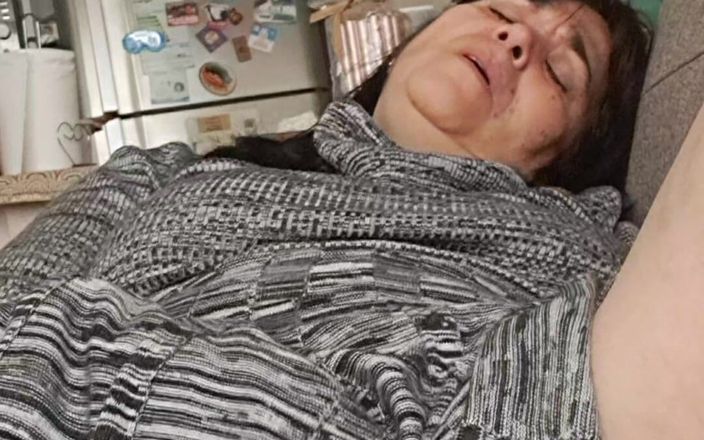 Mommy big hairy pussy: Nhìn dưới váy, âm hộ đầy lông ướt át