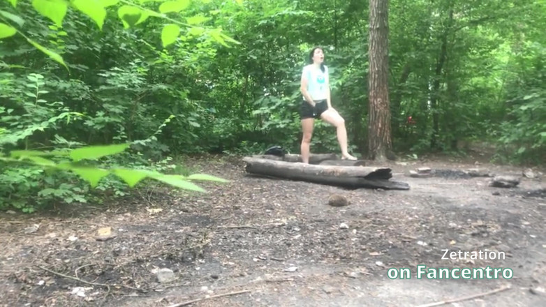 Zetration: 숲에서 달콤한 갈색 머리 밀프를 보며 보지를 기쁘게 하고, 나는 그녀를 몰래 보고 있어!