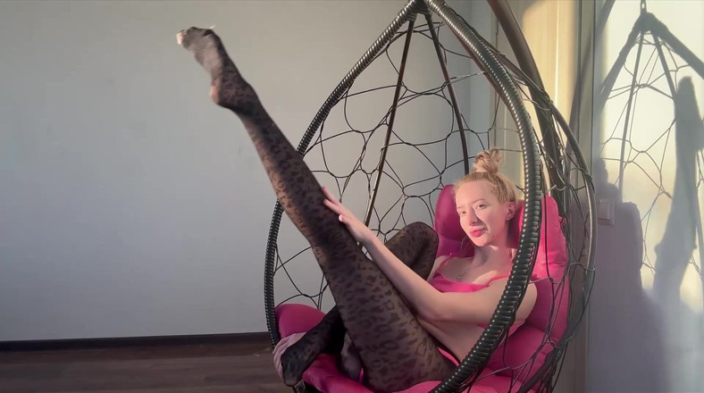 Skinny_lady69: 撸管指挥穿着泳衣的柔软女孩+紧身