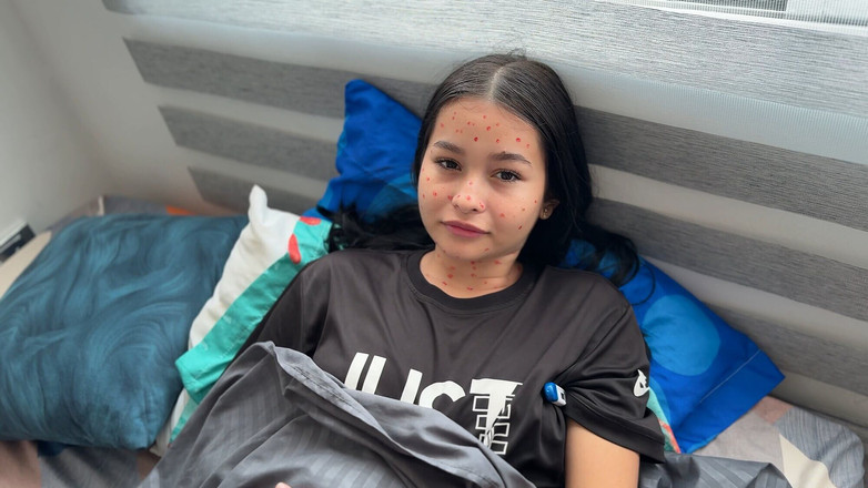 JhonAndSara: 我继妹的荡妇假装生病了，并找借口让我操她并用我的大鸡巴治疗她。