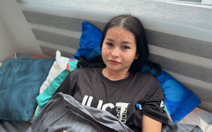 JhonAndSara: 我继妹的荡妇假装生病了，并找借口让我操她并用我的大鸡巴治疗她。