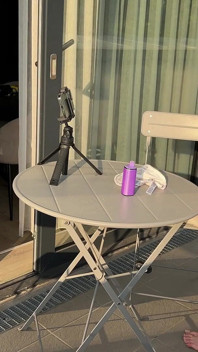 Sexy dlouhé nohy Sexy kráska na balkóně ukazuje své kalhotky pod sukní a pak si sundala spodní prádlo, aby ukázala těsnou kundičku