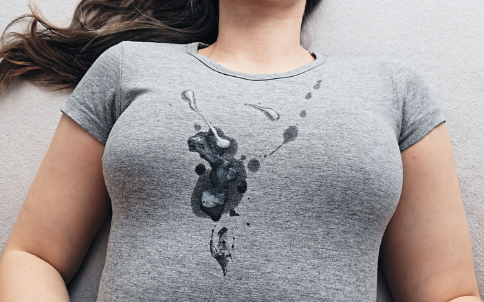 Cum_Passion: Éjaculation torride sur mon nouveau t-shirt gris !