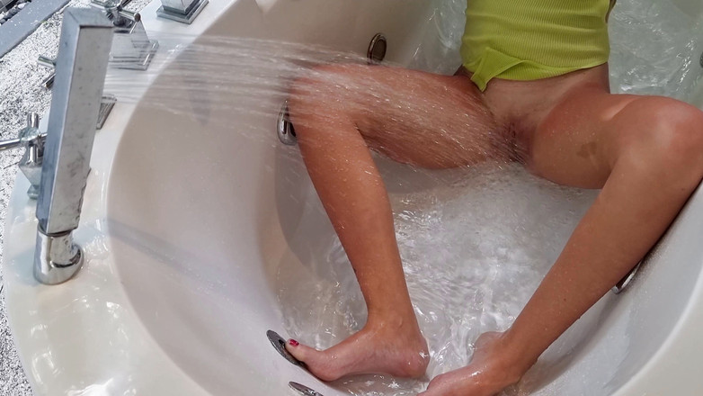 TheloveStory: 孤独的漂亮学生在浴缸里自慰