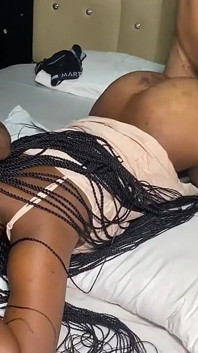 Bestie Mildred tidak keberatan mengongkek zakar besar di mana-mana sahaja dan bila-bila masa apabila dia miang