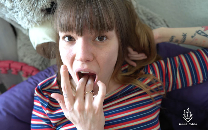 Anne Eden: Sladká Girly masturbuje spontánně!