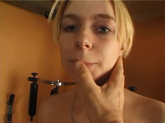 POV Orgasms: Blonďatá děvka kouří velký penis v POV
