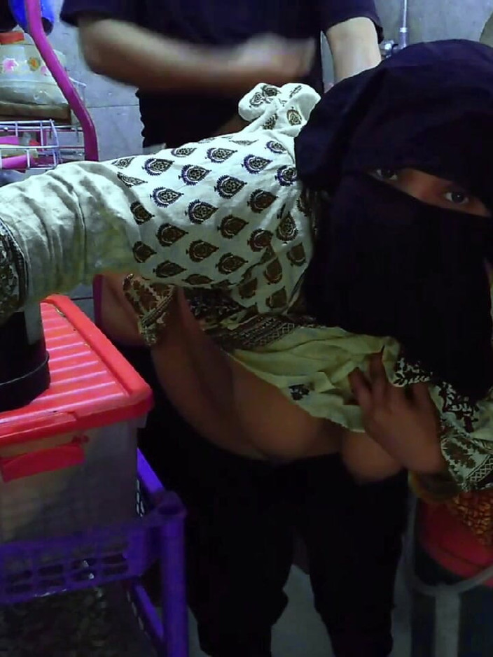 Aria Mia: インドのデシぽっちゃり系主婦がキッチンでコックし、隣人が来て、夫が去ったらアナルファック