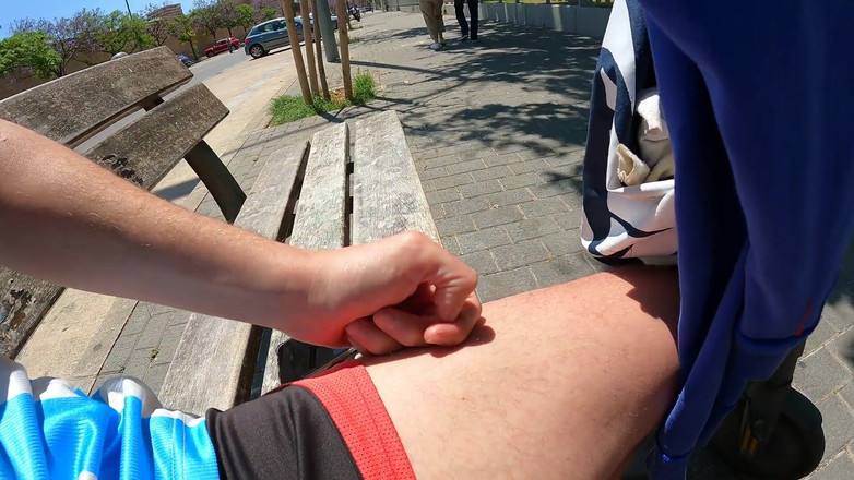 Cool Body: Wypukły młody człowiek jęczy z przyjemnością w Parku szarpanie letniej...