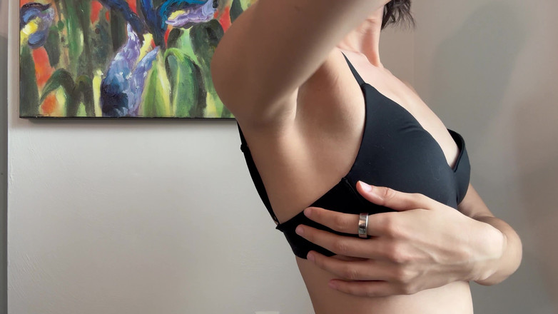 Ms_Emmy_Lynn: Поклоніння пахвам, бюстгальтер у чорній футболці