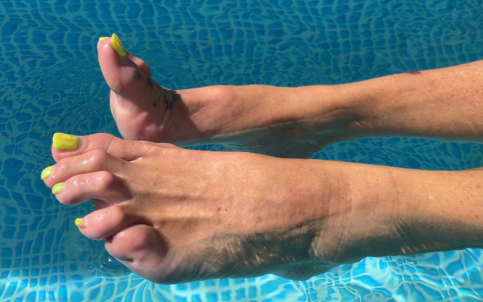 Dominatrix Frida: Rozpryski stóp w basenie (203)