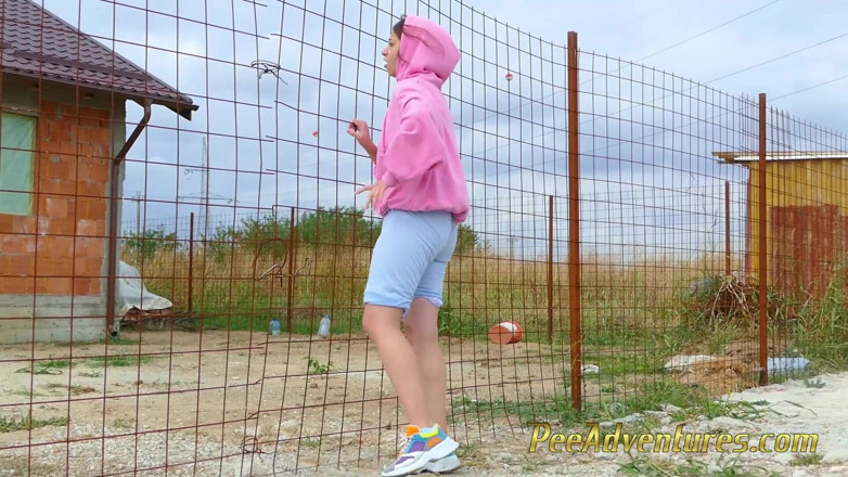Pee Adventures: Desperate hipster girl trying hard to pee