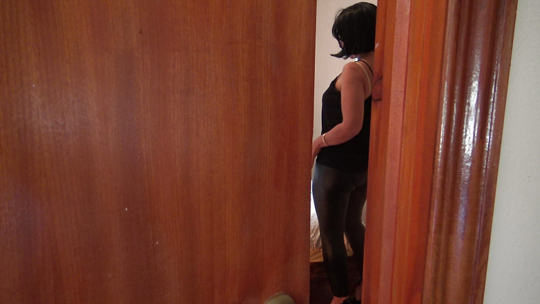 Stepmom Susan: Справжній збоченець спостерігає за своєю супер гарячою мачухою!