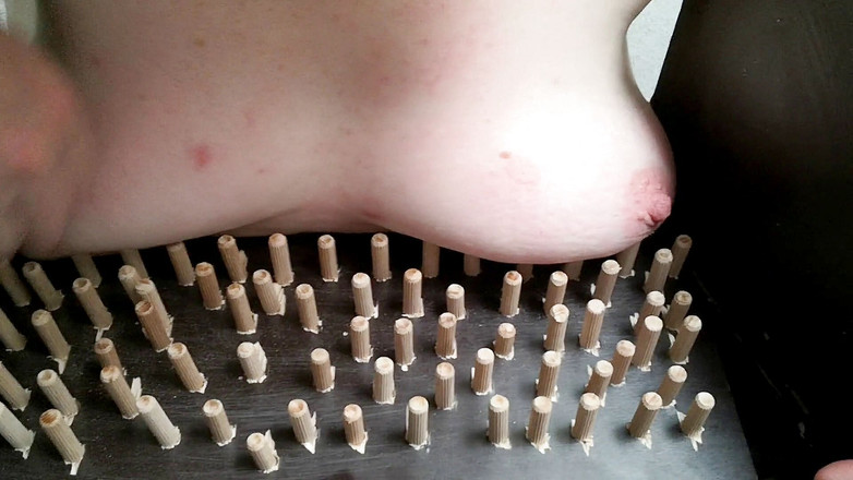 Bouncy Tits Action: 乳房惩罚机器