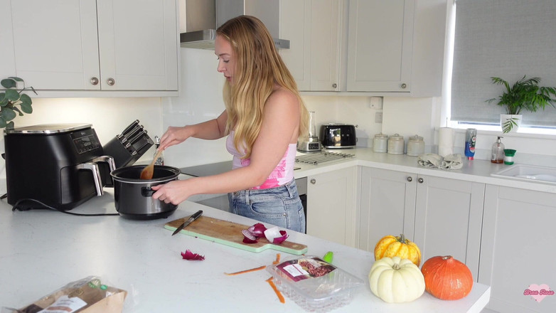 Brea Rose: Cozinhando com madrasta vídeo grátis