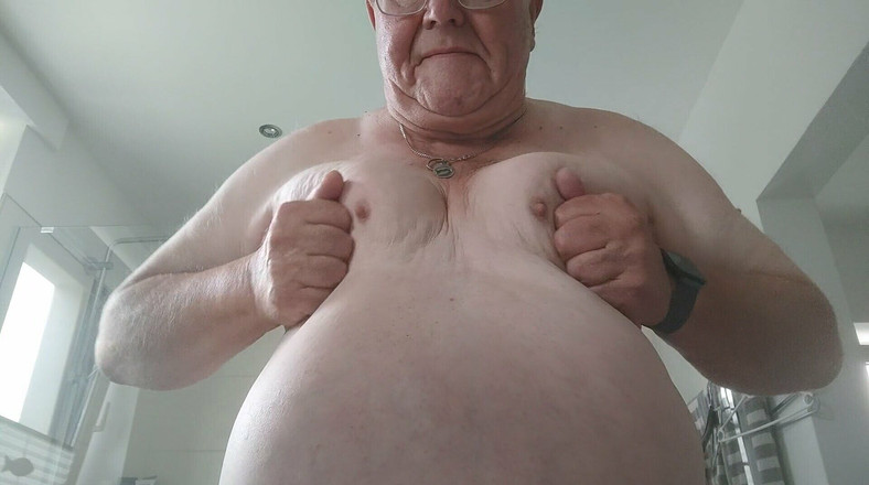 Karlchengeil: Kenikmatan ekstrem untuk putingku