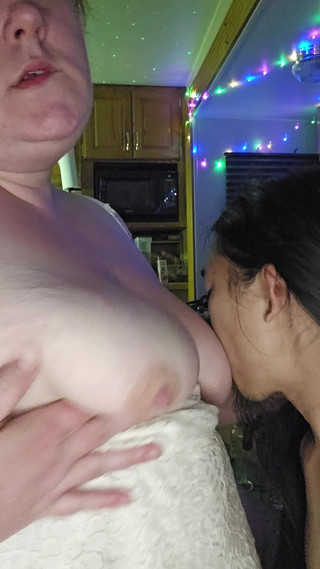 BettyBoomm: L'adulto allatta al seno e sgrillettamento