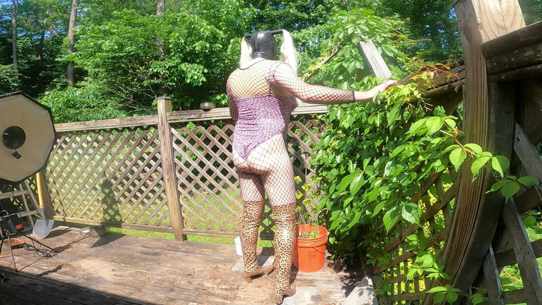 Jon Screcrow: 巨大的假奶子乔恩稻草人bts拍摄jackoff射精完成