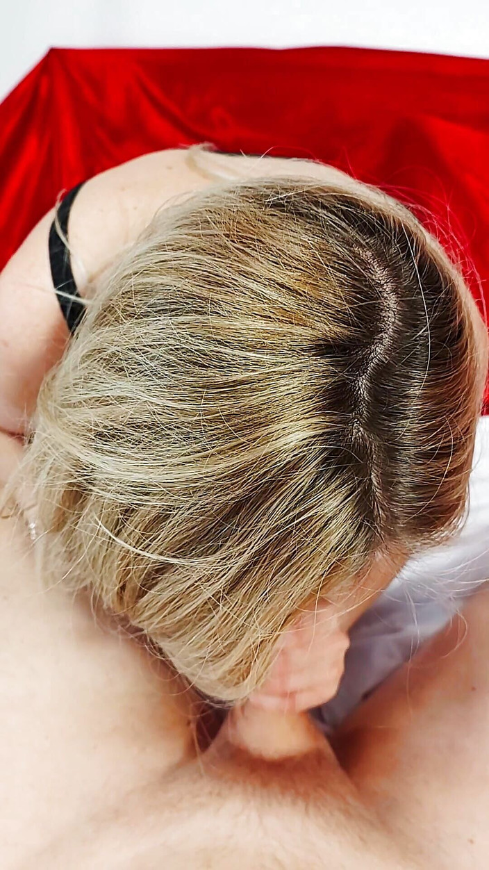 Lady_Blonde_in_Love: Kráska blonďatá dívka dává nejlepší footjob. Velký výstřik mi postříkal...