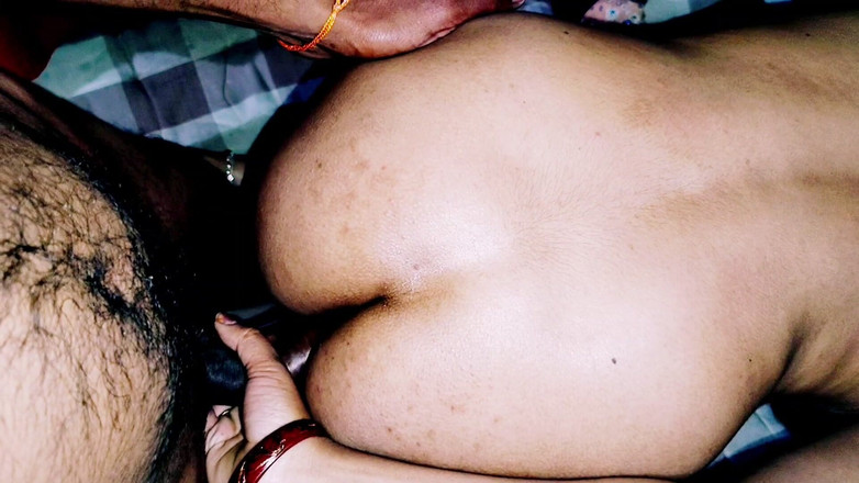 Raj porno studio: Desi Bhabhi została przekonana, aby po raz pierwszy wywiercić swoją...