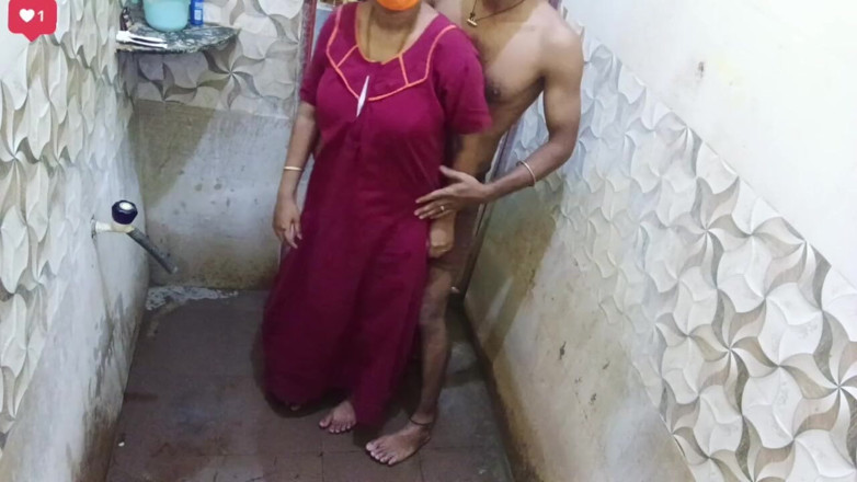Mami4711: भारतीय पत्नी हॉट रिकॉर्डिंग वीडियो में बाथरूम में मस्ती कर रही है