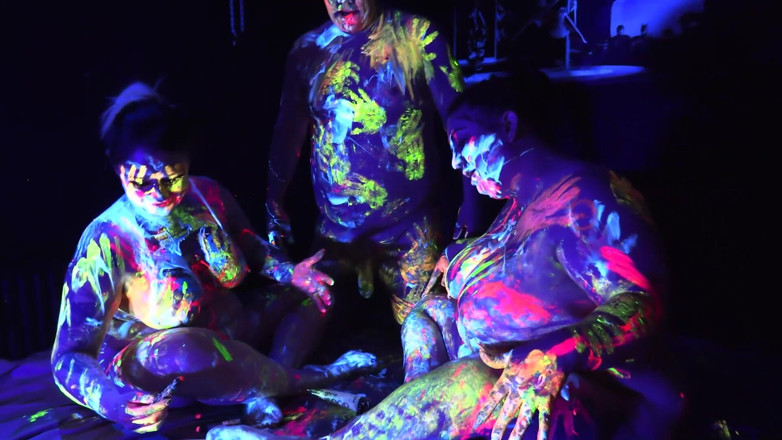MattyFacial: Cheyenne, Hannah and Matty have some UV fun