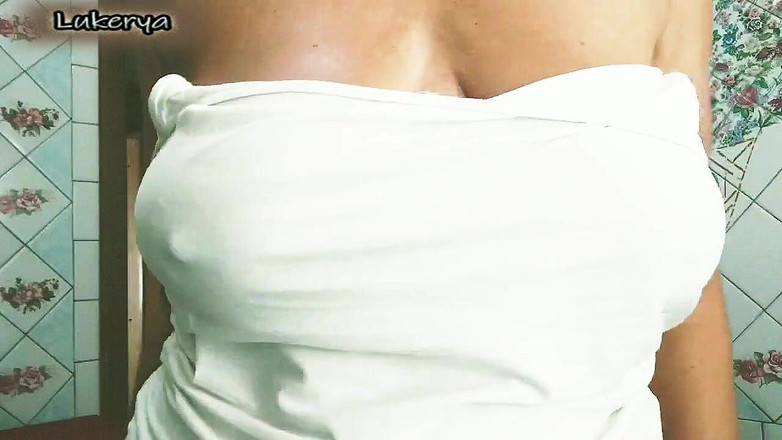 Lukerya: Ensam hemmafru på simulatorn skakar sin feta mage och visar...