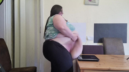 SSBBWLadyBrads: Perut menimbang di samping