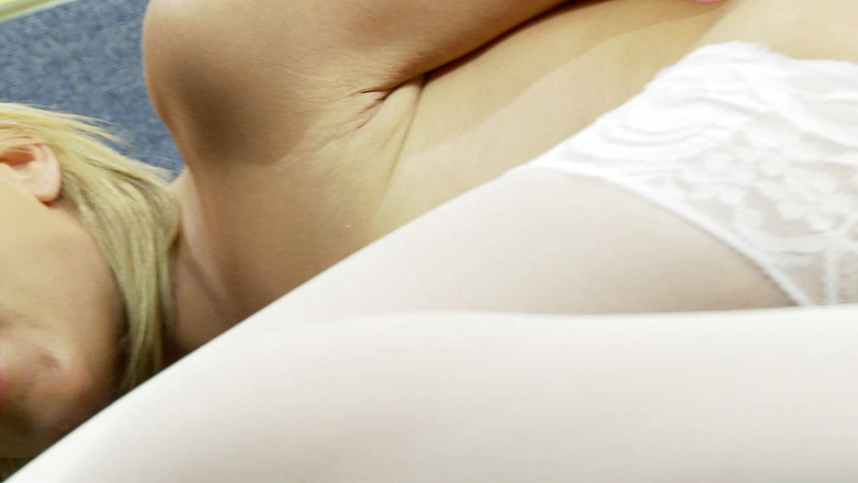 Hot Girlz: Sapık sarışın arabası yerine seks oyuncağına biniyor