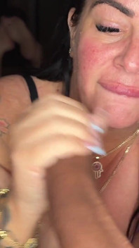 Une MILF À Gros Cul Suce Et Avale Une Pipe En POV