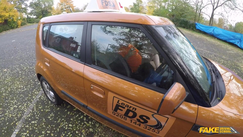 Fake Driving School: Neppe rijschool - ondeugende student Satine Spark pijpt instructeur voor geslaagd...