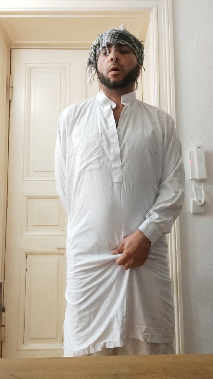 SmokedAlloy2: 変態アフガニスタン人のような格好をしたエッチなDJブロ