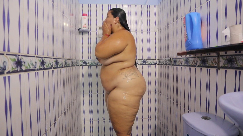 Lexly_16: Chica Gordita Se Ducha Y Enseña Todo El Coño Y...