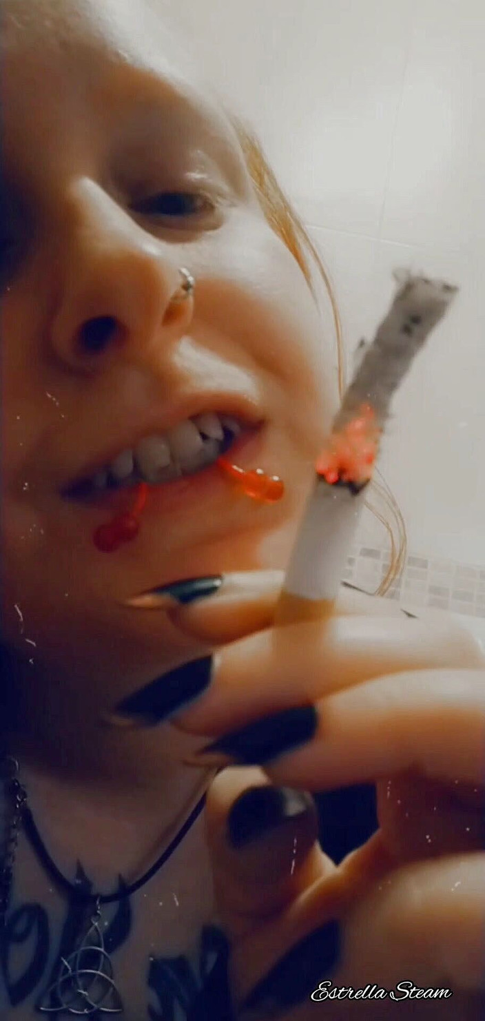 Estrella Steam: Rakaman dekat awek merokok