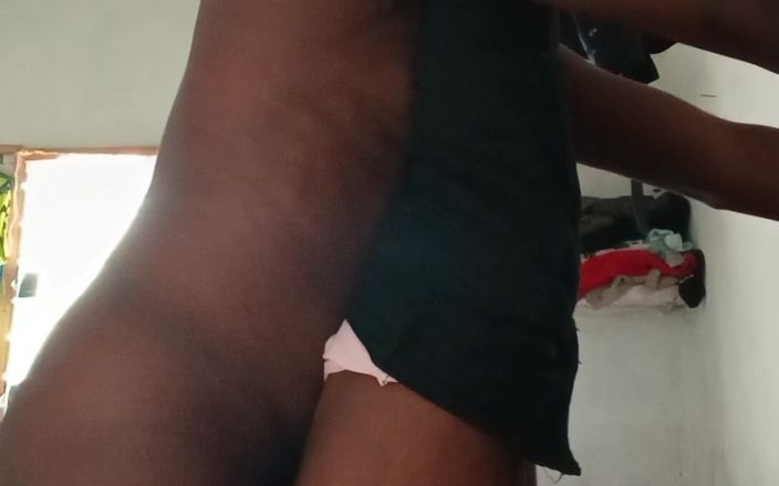 Kenyan Dick: 쾌락을 위해 신음하는 마누라로 섹스하는 아마추어 집에서 만든 커플 하드코어 섹스