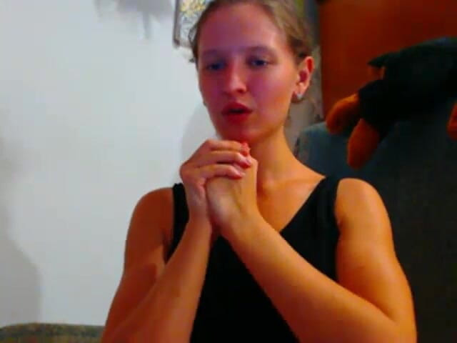 AnnaNotIdealAngel: Фетиш біцепса) Я показую свої сильні біцепси, накачані спортом з синцями після Болби на тренуванні в чорній сукні