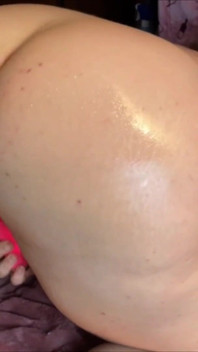 Thick Girl Moan a Lot and Makes a Huge Squirting!