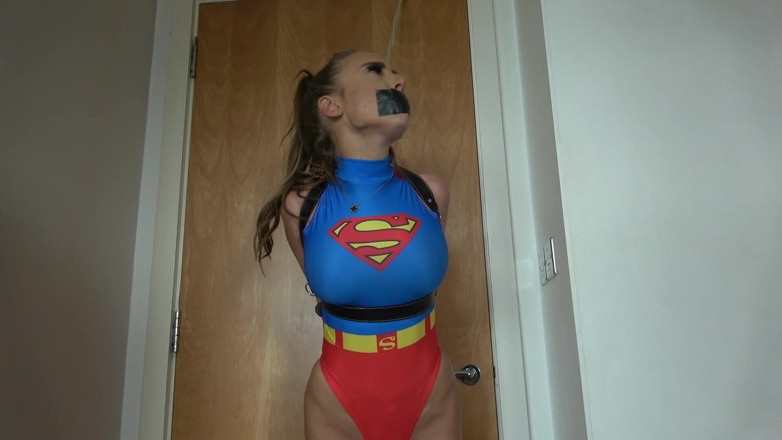 Latina Fetish: O Pesadelo de Halloween de Emma: Superwoman Amarrada e Tapegagged...