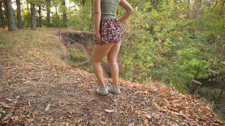 Teasecombo 4K: Una ragazza che esibisce mutandine con la schiena piena all'aperto...