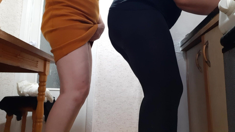 Lesbian-candys: 2人の家政婦が交代で仕事中に自慰行為をしました-レズビアンキャンディー