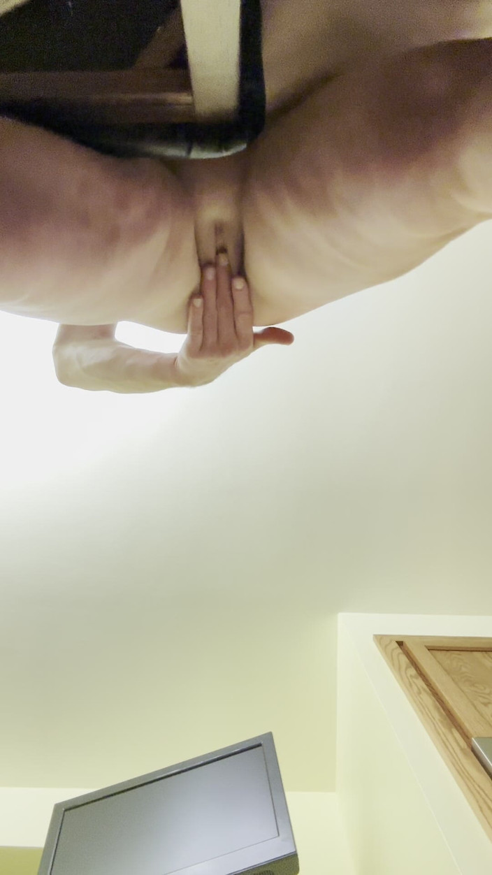 Alpha stud 4 u: Elbisesi açıkken kasıklarına kamera açısını dik görün