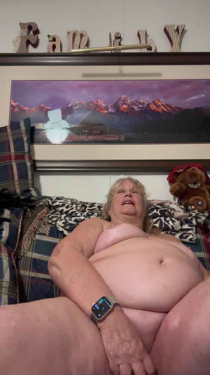 Big Ass 4 U: 汚い, おしゃべり, おばあちゃん, 彼女の新しいディルドを試してみる