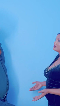 Büyük Memeli Orta Yaşlı Seksi Kadın Kocasının Yarağından Memnun Değil