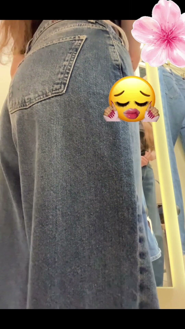 JuliaVeil: Försöker tighta jeans i omklädningsrummet - vill bli min hemliga kikare?