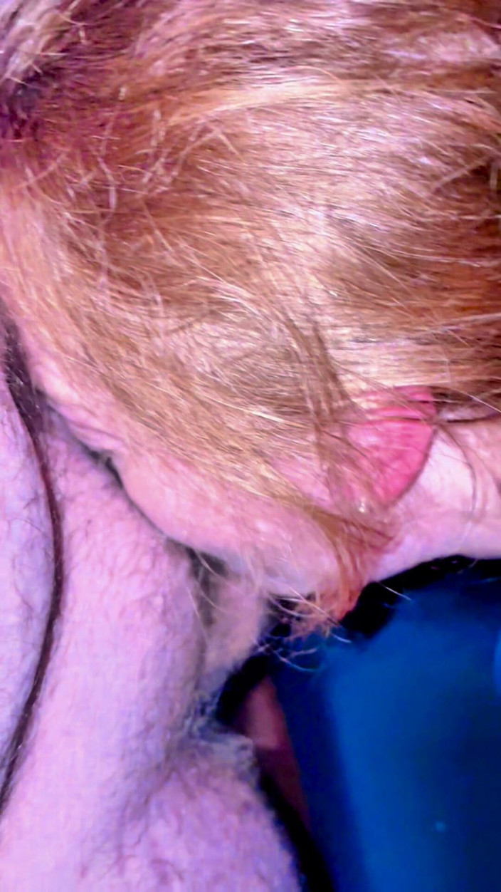 Chester Van Name: Bini berambut merah panas memberikan blowjob kaki dan kemudian mengambilnya...